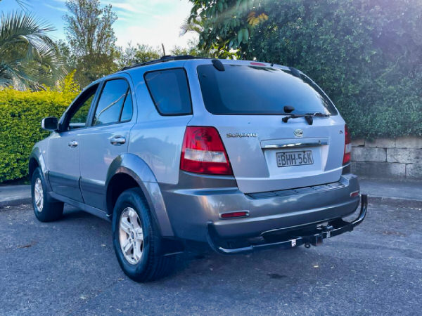 Used Sorento for sale - rear side view with tow bar and roof rack bars